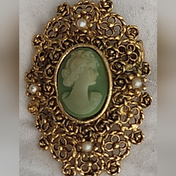 Vintage Green and Ivory Cameo , Filigree goldtone with faux pearls. 1940 era - Picture 1 of 16